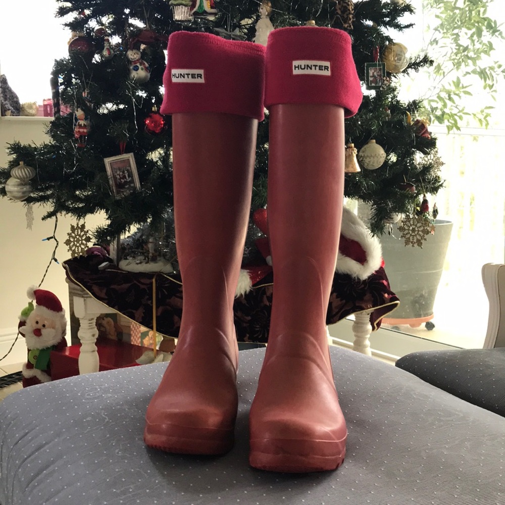 Hunter boots red w socks size 9